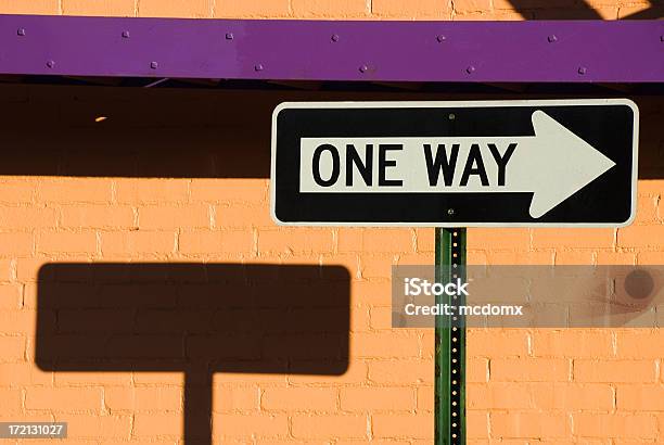 Foto de De Uma Way e mais fotos de stock de Beco - Beco, Bege, Cidade