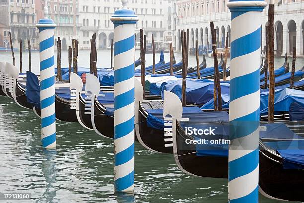 Gondolas Grande Canal Veneza Itália - Fotografias de stock e mais imagens de Atracado - Atracado, Azul, Cidade