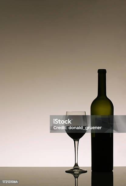 Красное Вино С Copyspace — стоковые фотографии и другие картинки Алкоголь - напиток - Алкоголь - напиток, Бутылка, Вертикальный