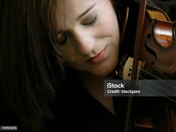 Violinistas 2 - Fotografias de stock e mais imagens de Adulto - Adulto, Arco - Equipamento musical, Arte, Cultura e Espetáculo