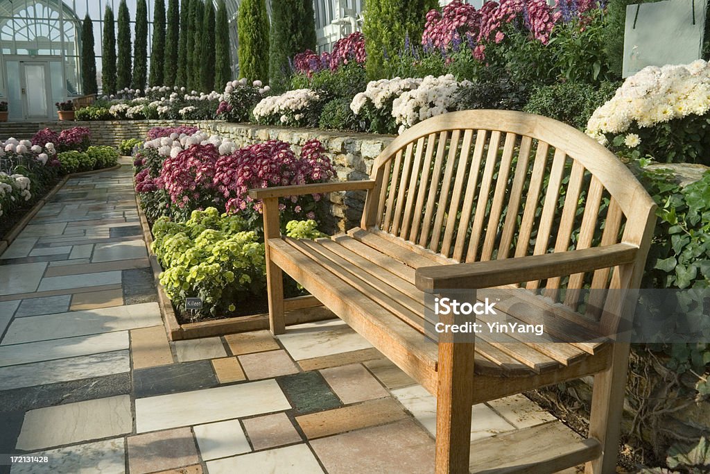 Herbst Gartenanlage von Blume Betten, Bank und Stone im Conservatory - Lizenzfrei Hausgarten Stock-Foto