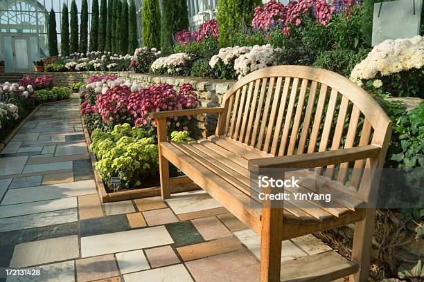 Herbst Gartenanlage Von Blume Betten Bank Und Stone Im Conservatory Stockfoto und mehr Bilder von Hausgarten
