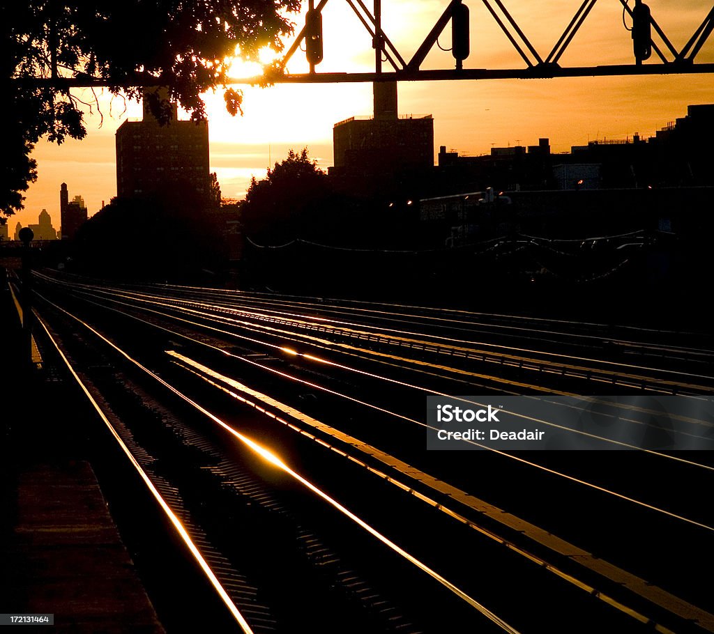 Trilhos de trem de Nova York - Foto de stock de Contraluz royalty-free