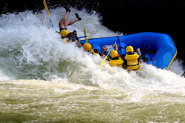 viendo los talones - rafting white water rafting rapid river fotografías e imágenes de stock