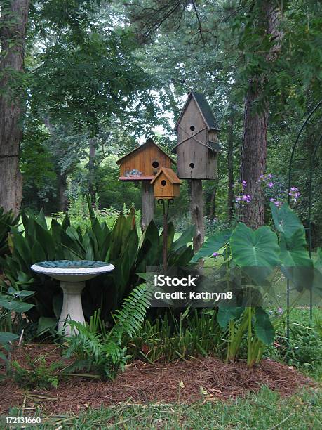 Três Birdhouses - Fotografias de stock e mais imagens de Jardim Particular - Jardim Particular, Casa de Pássaro, Flor
