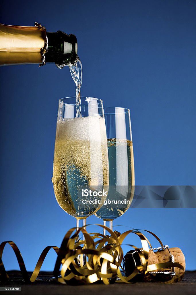 Nalewać szampana - Zbiór zdjęć royalty-free (Butelka)
