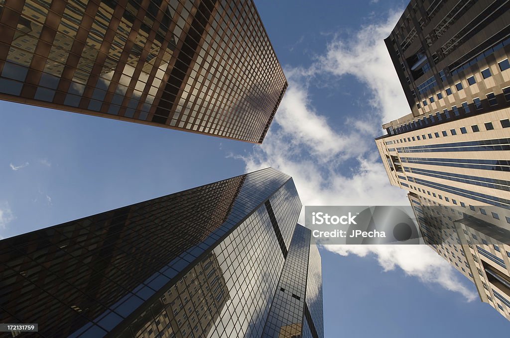 업타운 루킹 바라요 대상쪽으로 고층건물이 와이드 각도 보기 - 로열티 프리 0명 스톡 사진