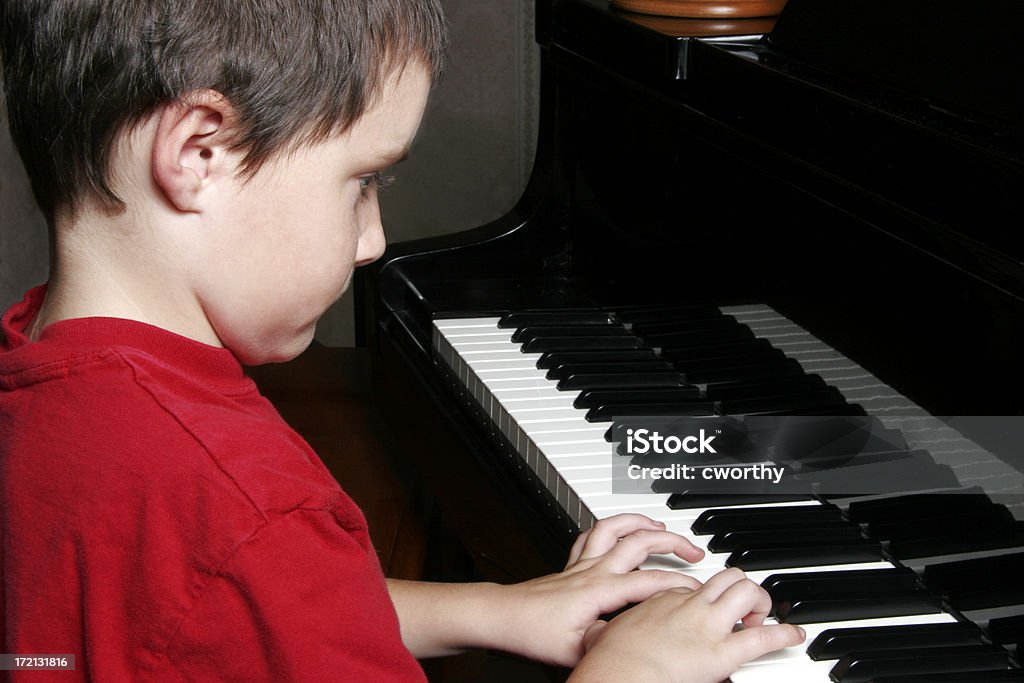 Niño en el piano - Foto de stock de Actividad libre de derechos
