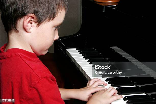 Menino No Piano - Fotografias de stock e mais imagens de Atividade - Atividade, Atuação, Brincalhão