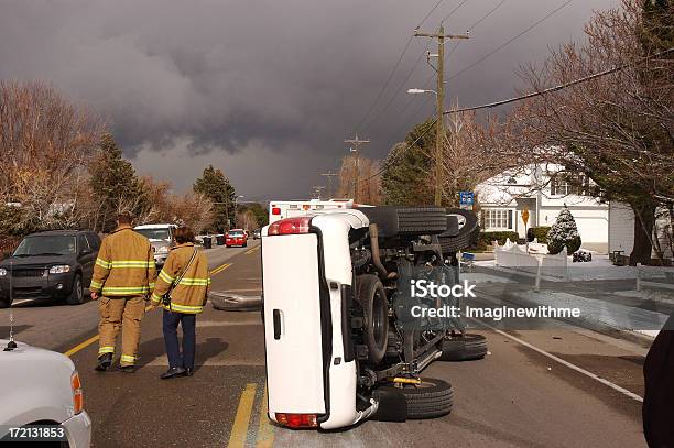 Brutta Giornata - Fotografie stock e altre immagini di Furgone pickup - Furgone pickup, Incidente, Incidente dei trasporti