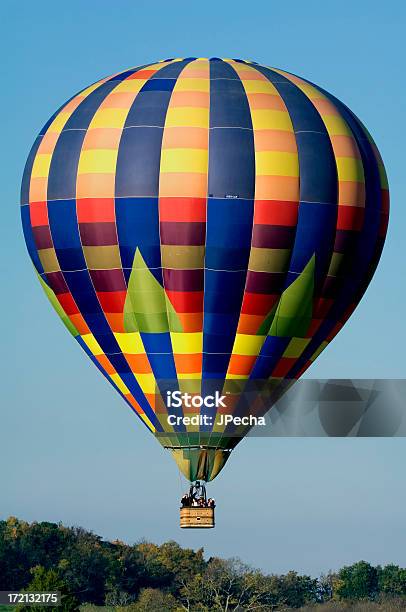 Morgen Abgehoben Von Einem Bunten Heißluftballon Stockfoto und mehr Bilder von Baum - Baum, Blau, Bunt - Farbton