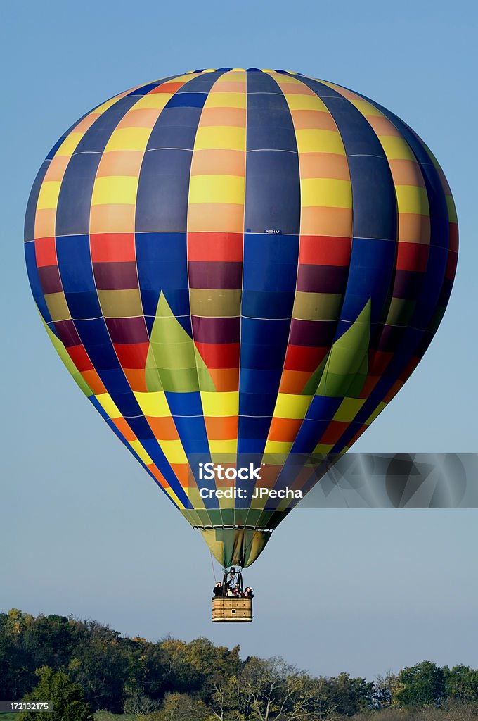 Утро Liftoff с ярко выраженным Hot Air Balloon - Стоковые фото Вертикальный роялти-фри