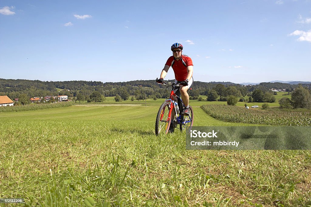 Mountainbiker au VTT dans la ville pittoresque de shoot - Photo de Activité libre de droits