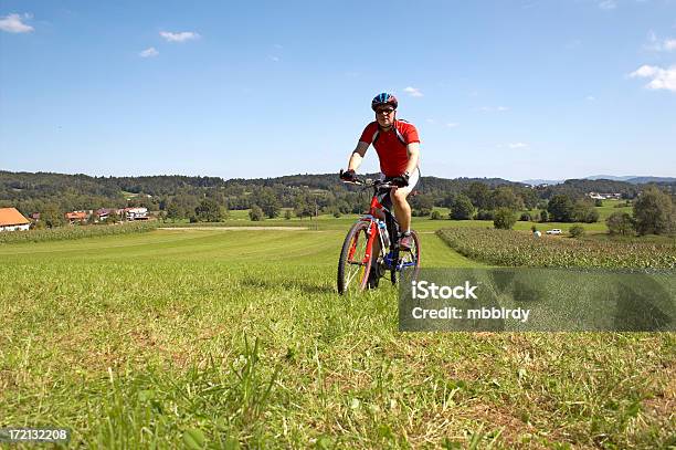 Mountainbiker Em Bicicleta De Montanha Na Pitoresca Sessão - Fotografias de stock e mais imagens de Adulto