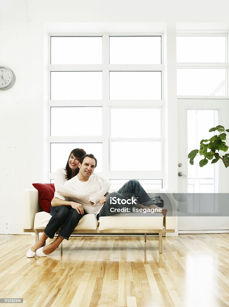 Adottato coppia su un divano - Foto stock royalty-free di Abbigliamento casual