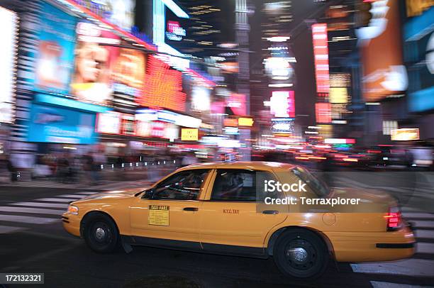 Táxi Amarelo Na Times Square - Fotografias de stock e mais imagens de Táxi - Táxi, Estado de Nova Iorque, Noite