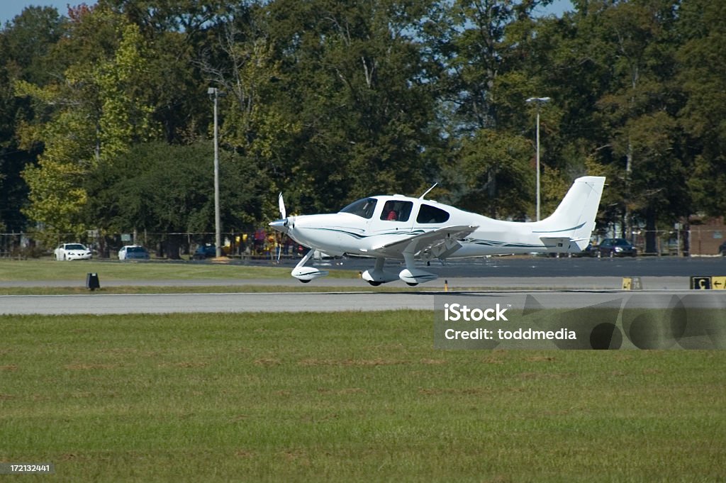 Pequeno Avião pousando - Foto de stock de Avião royalty-free