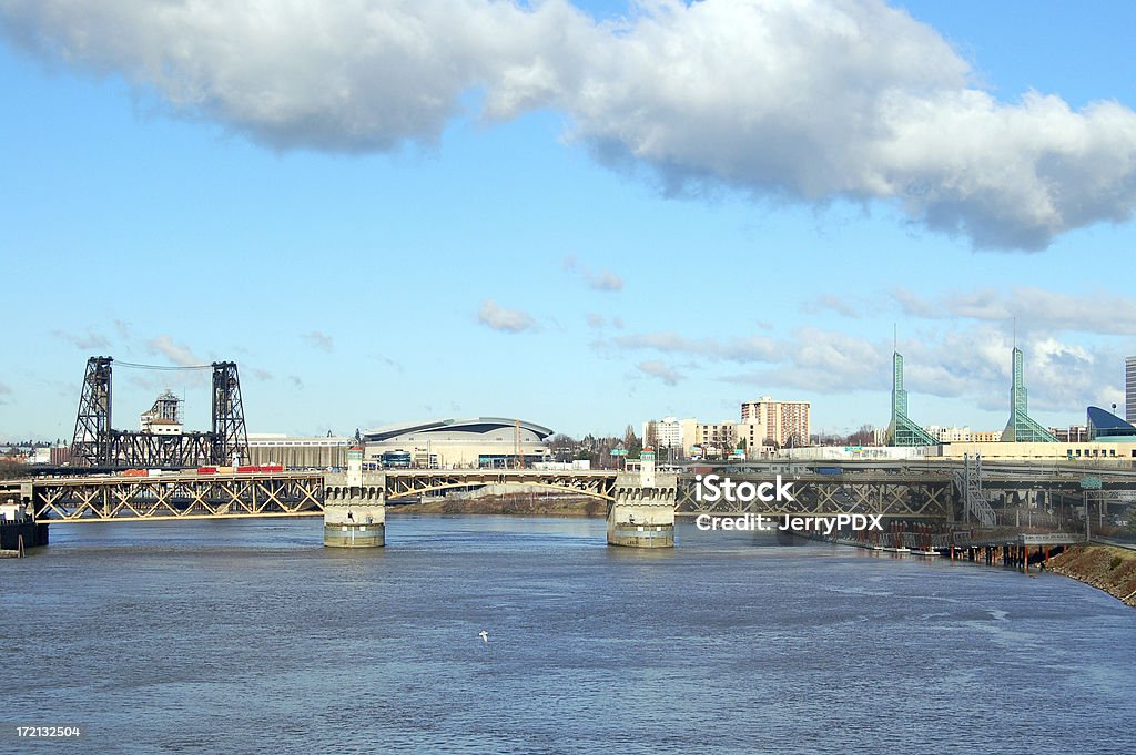 El río Willamette y el estadio Rose Garden Arena - Foto de stock de Río Willamette libre de derechos