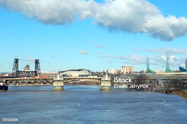 Wzdłuż Rzeki Willamette I Rose Garden Arena - zdjęcia stockowe i więcej obrazów Rzeka Willamette - Rzeka Willamette, Centrum konferencyjne, Portland - Stan Oregon