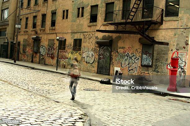 Foto de Uma Pessoa Caminhando Até Brooklyn Dumbo Backstreet Graffiti De Paralelepípedos e mais fotos de stock de New York City