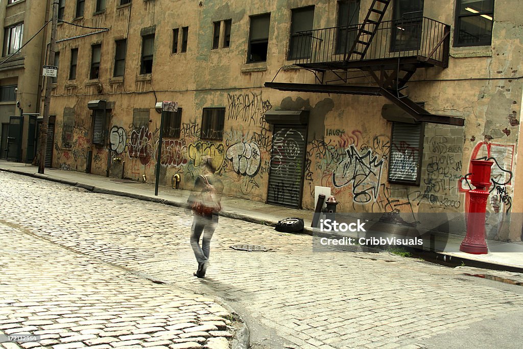 Один человек ходьбы до Бруклин DUMBO Булыжник Backstreet в стиле граффити - Стоковые фото Нью-Йорк роялти-фри