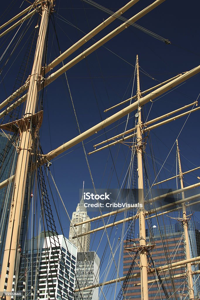 Vela navio na cidade de Nova York - Foto de stock de Arranha-céu royalty-free