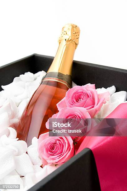 Champagner Und Geschenk Stockfoto und mehr Bilder von Rosa - Rosa, Rose, Schaumwein