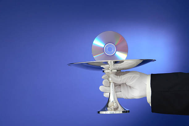 servicio de camarero compact disc en una fuente de plata - buttler fotografías e imágenes de stock