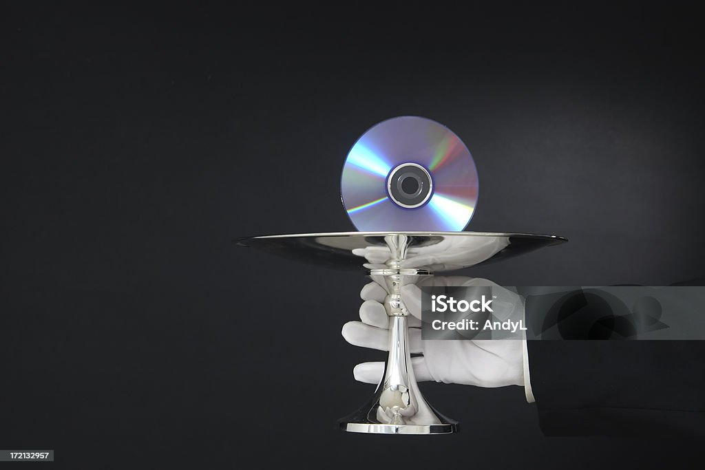 웨이터 제공량의 컴팩트 디스크 한 은쟁반 - 로열티 프리 검은색 스톡 사진
