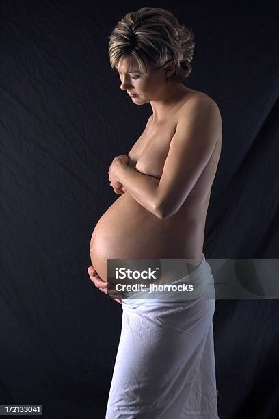 Photo libre de droit de Portrait De La Maternité Iv banque d'images et plus d'images libres de droit de Femmes - Femmes, Nu, Profil