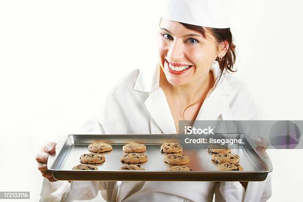 Foto de Mulher Com Uma Bandeja De Assados e mais fotos de stock de Adulto - Adulto, Bandeja, Biscoito