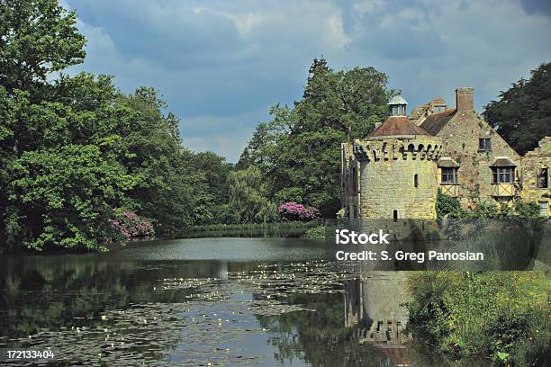 Scotney Castle - Fotografie stock e altre immagini di Scotney Castle - Scotney Castle, Aiuola, Ambientazione esterna