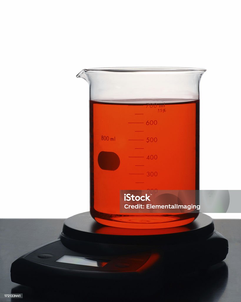 Vaso de precipitados con rojo en equilibrio - Foto de stock de Báscula libre de derechos