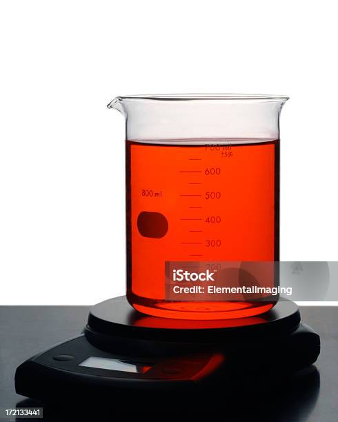 Vaso De Precipitados Con Rojo En Equilibrio Foto de stock y más banco de imágenes de Báscula - Báscula, Equilibrio, Ciencia