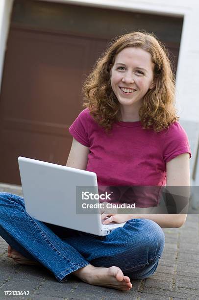 若い女性のラップトップ - 1人のストックフォトや画像を多数ご用意 - 1人, オフィス, カジュアルウェア
