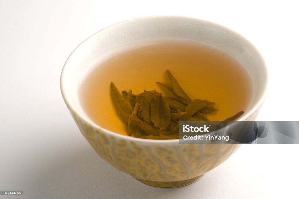 Chá verde quente chinês na Copa isolado no fundo branco - Foto de stock de Chá - Bebida quente royalty-free