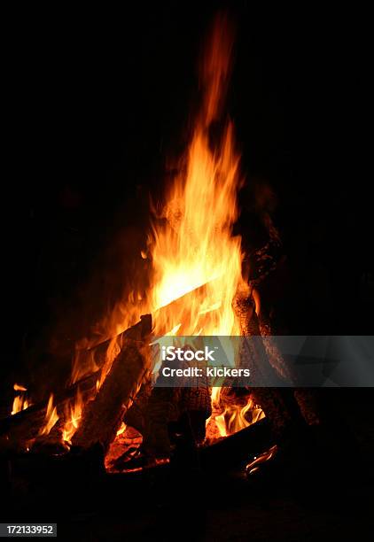 Fuego En La Noche Foto de stock y más banco de imágenes de Poste de madera - Poste de madera, Quemar, Aire libre