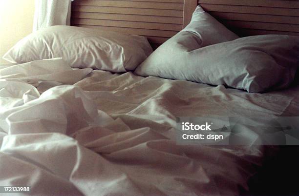 Luz De La Mañana Foto de stock y más banco de imágenes de Cama - Cama, Desordenado, Arrugados