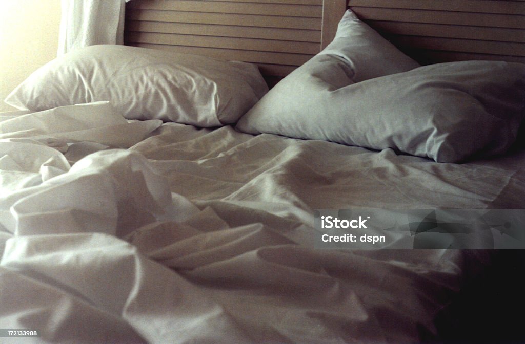 朝の光 - ベッドのロイヤリティフリーストックフォト
