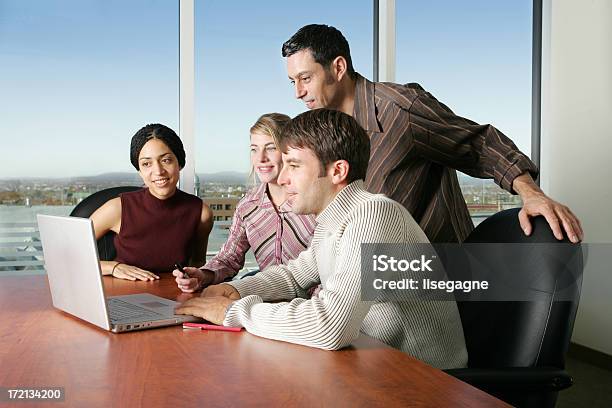 Trabajo En Equipo Trabajando En Portátil Foto de stock y más banco de imágenes de Adulto - Adulto, Adulto joven, Alegre