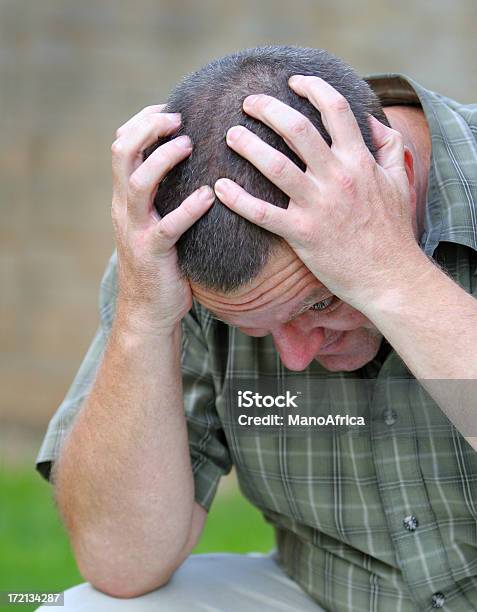 Frustrado Branco Masculino - Fotografias de stock e mais imagens de Adulto - Adulto, Ansiedade, Aterrorizado