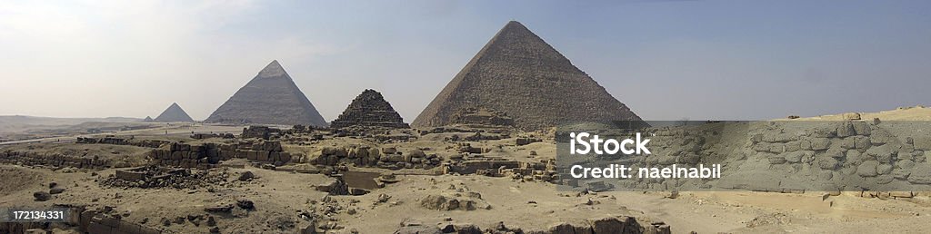 Piramidi di Giza panorama - Foto stock royalty-free di Antico - Condizione