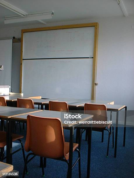 Photo libre de droit de Configuration Salle De Classe Tableau Blanc banque d'images et plus d'images libres de droit de Chaise - Chaise, En plastique, Niveau de scolarisation