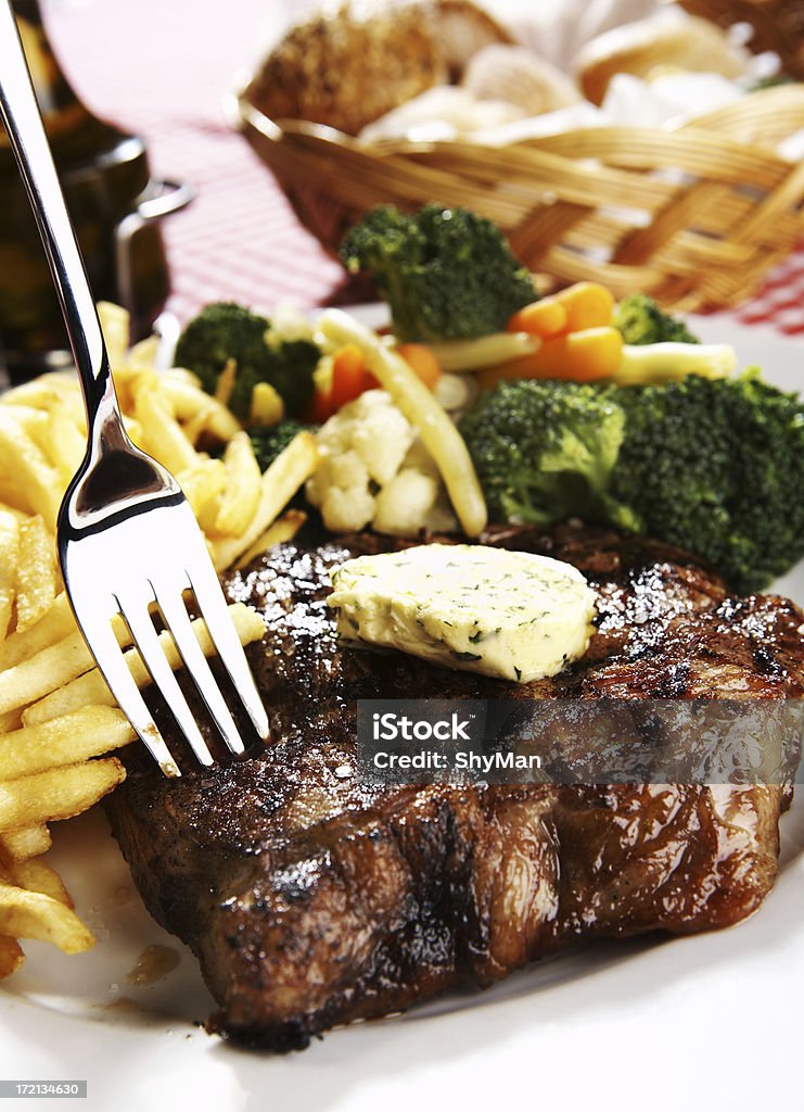 Dîner de steaks - Photo de Ail - Légume à bulbe libre de droits