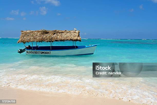 Łodzią Ze Szklanym Dnem Na Plaży W Punta Cana W Dominikańskiej Powtórzenie - zdjęcia stockowe i więcej obrazów Punta Cana