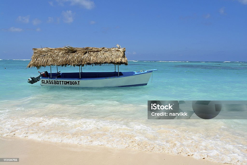 Лодка со стеклянным дном на пляж в Пунта Кана, Доминиканская Республика. - Стоковые фото Пунта Кана роялти-фри