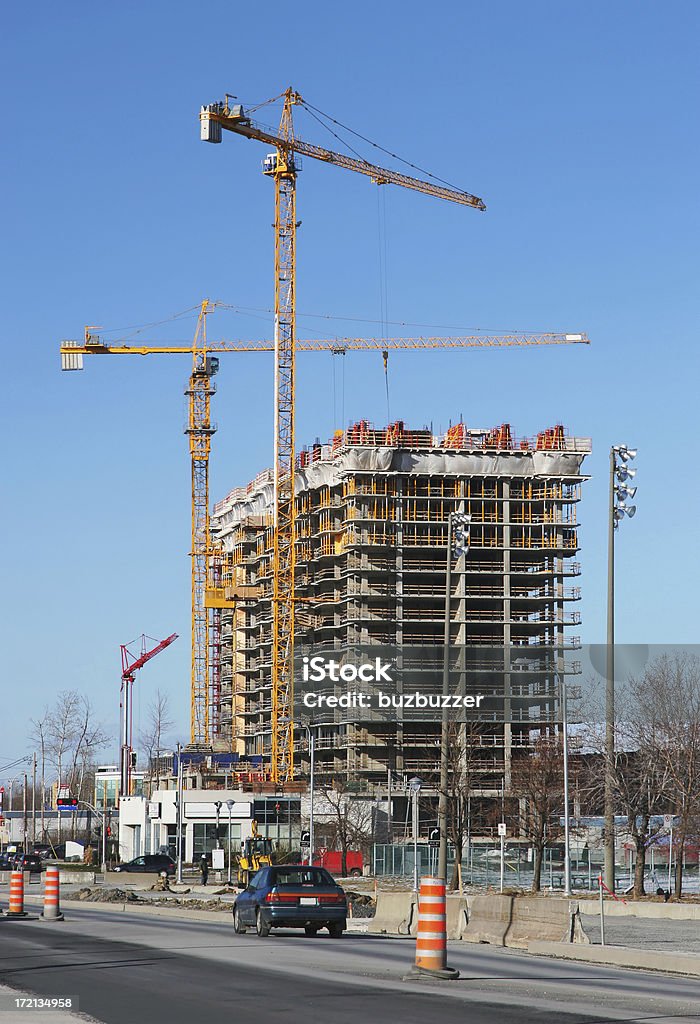 Travaux de Construction de grues et de gratte-ciel situé - Photo de Chantier de construction libre de droits