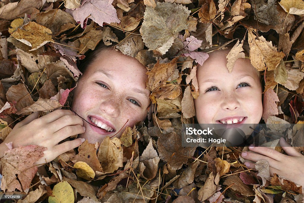 Jouant dans les feuilles - Photo de Automne libre de droits