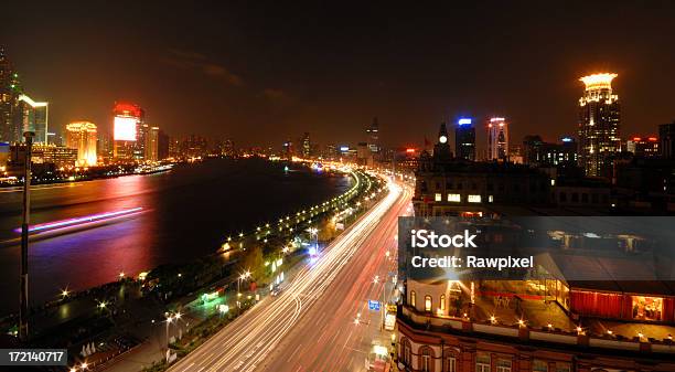 Shanghai Por La Noche Foto de stock y más banco de imágenes de Aire libre - Aire libre, Arquitectura exterior, Asia