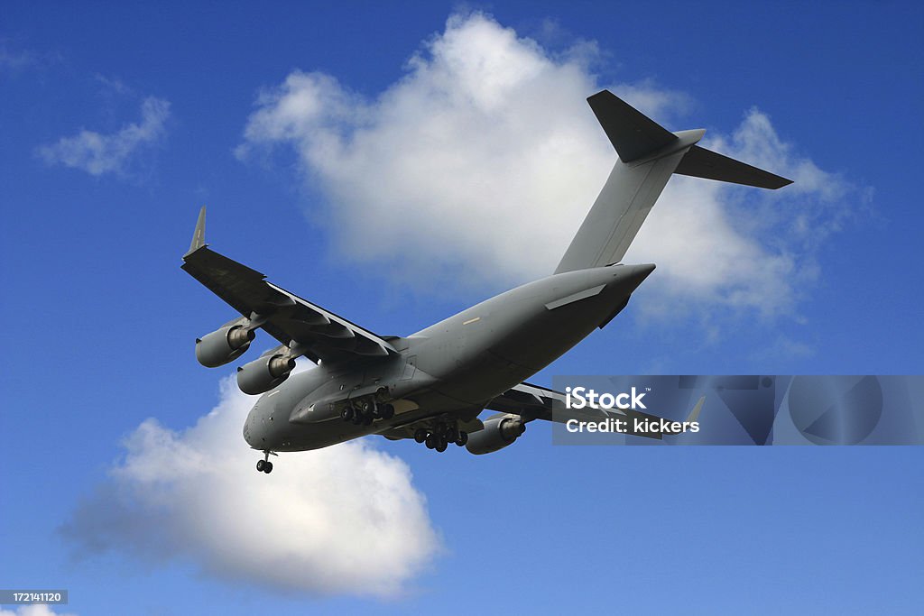 Avión de transporte militar - Foto de stock de Acercarse libre de derechos